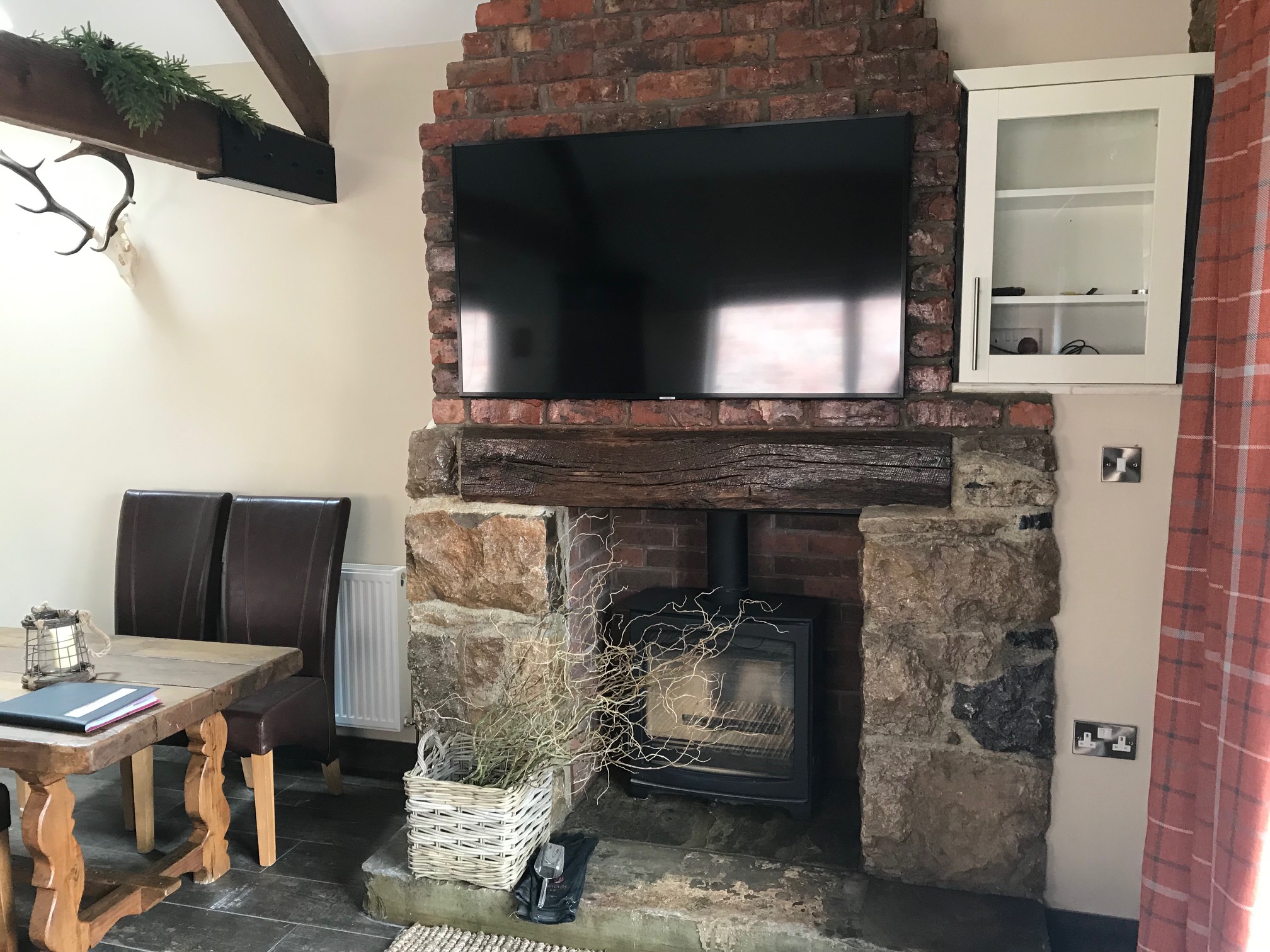 The Gamekeepers Cottage Log Burning Stove & TV